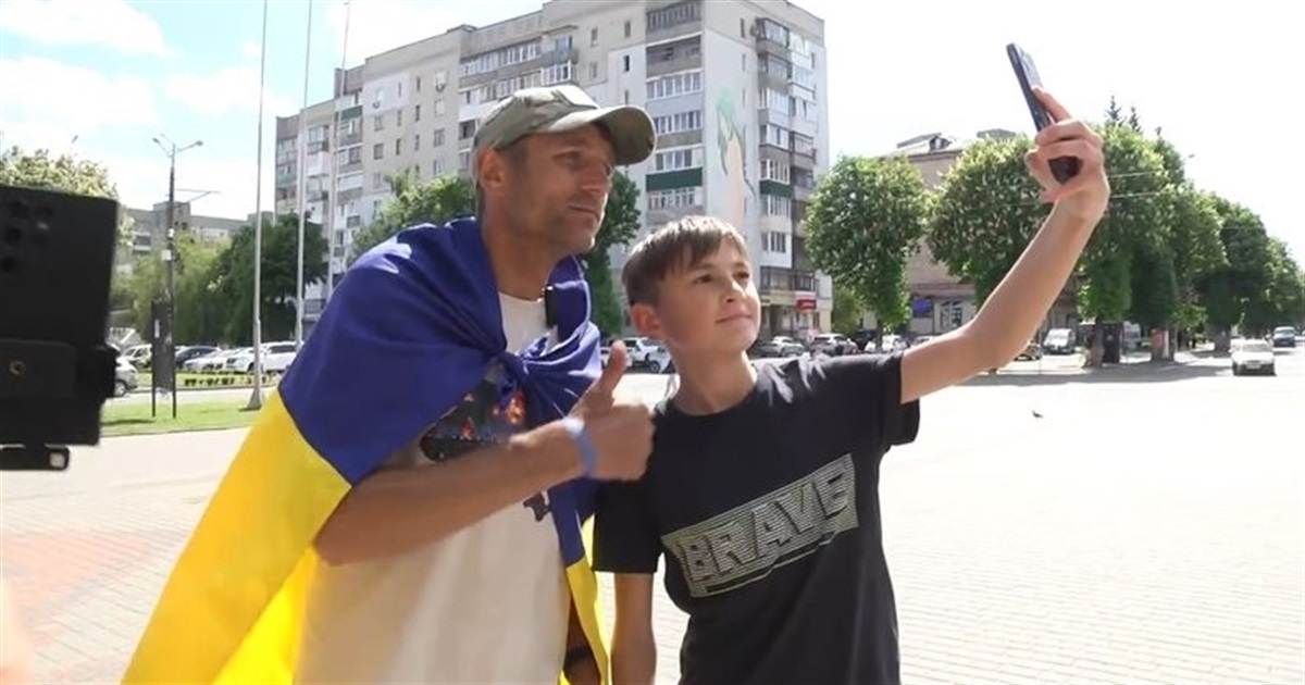 Піший марафон за Перемогу: волонтер-ветеран Петро Скрипка відвідав Звягель