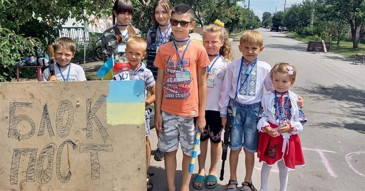 У Старокостянтинові діти облаштували блок-пост і збирають гроші для ЗСУ
