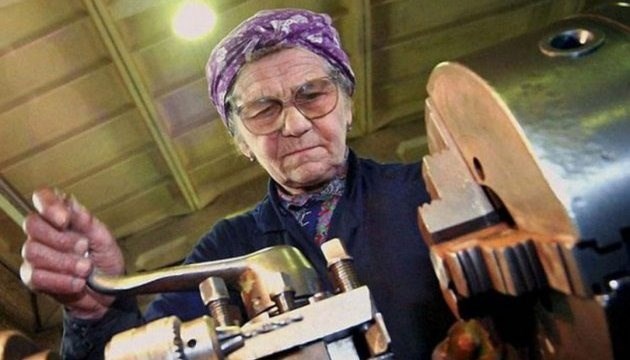 Пенсіонерам, котрі працювали останні два роки, з 1 квітня пенсії перерахують автоматично