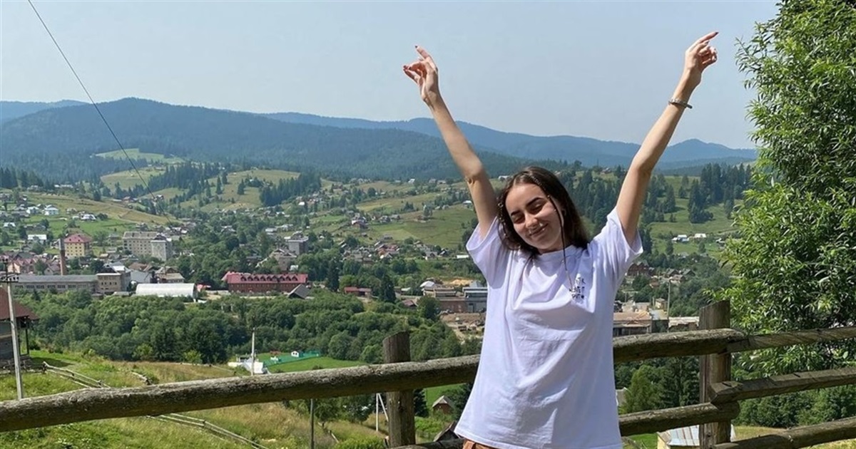 Альона Кравцова показує розбитий схід у ТікТок. Вона збиратиме гроші на відбудову рідного Бахмута