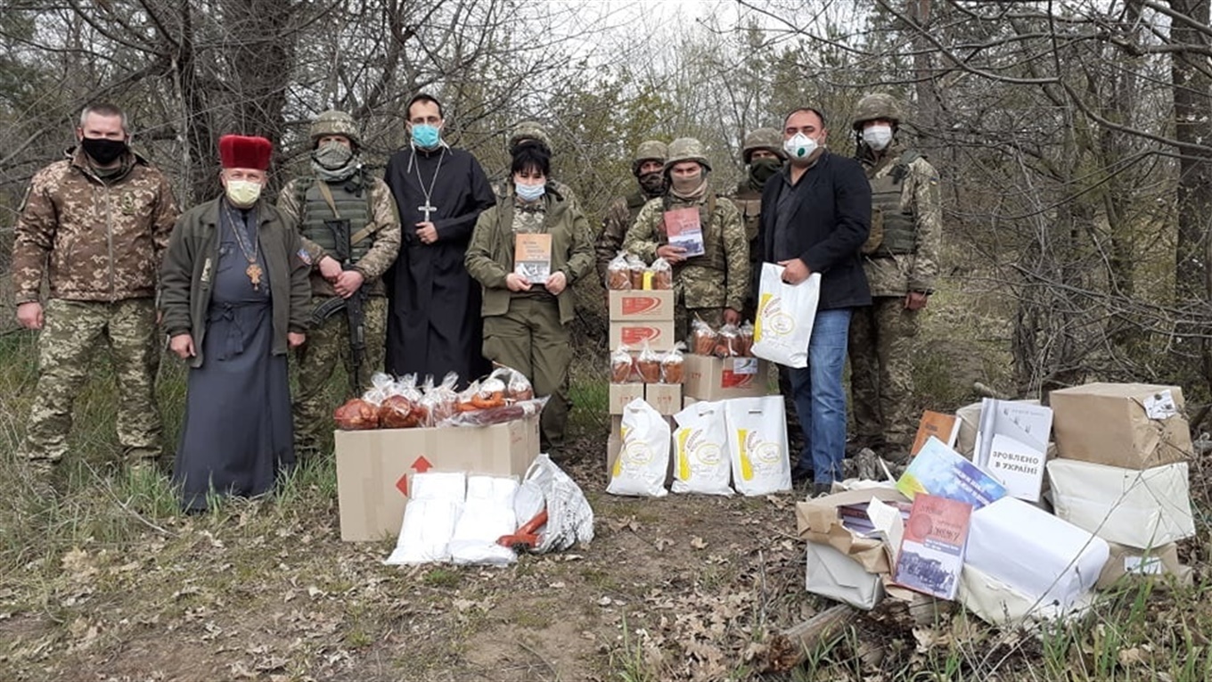 Сватівчанин побував на «нулі» і передав військовим подарунки до Великодня. Хто ще долучився до акції