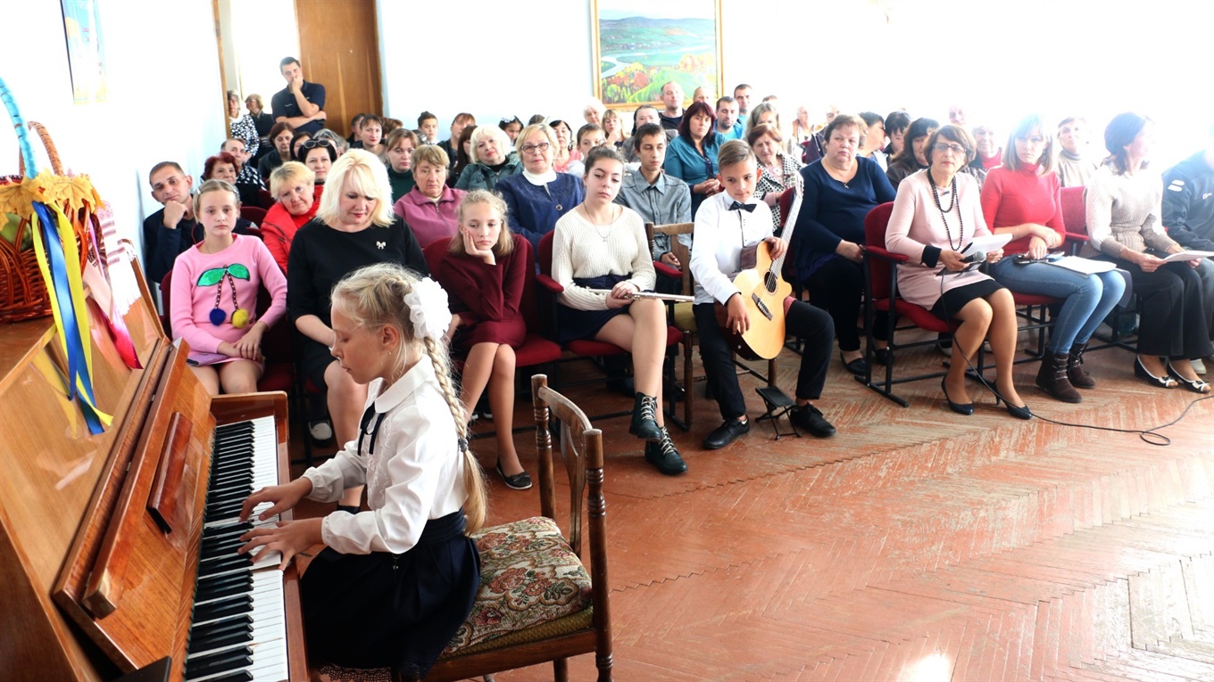 Для попаснян похилого віку влаштували концерт в дитячій школі мистецтв: яскраві фото виступів 