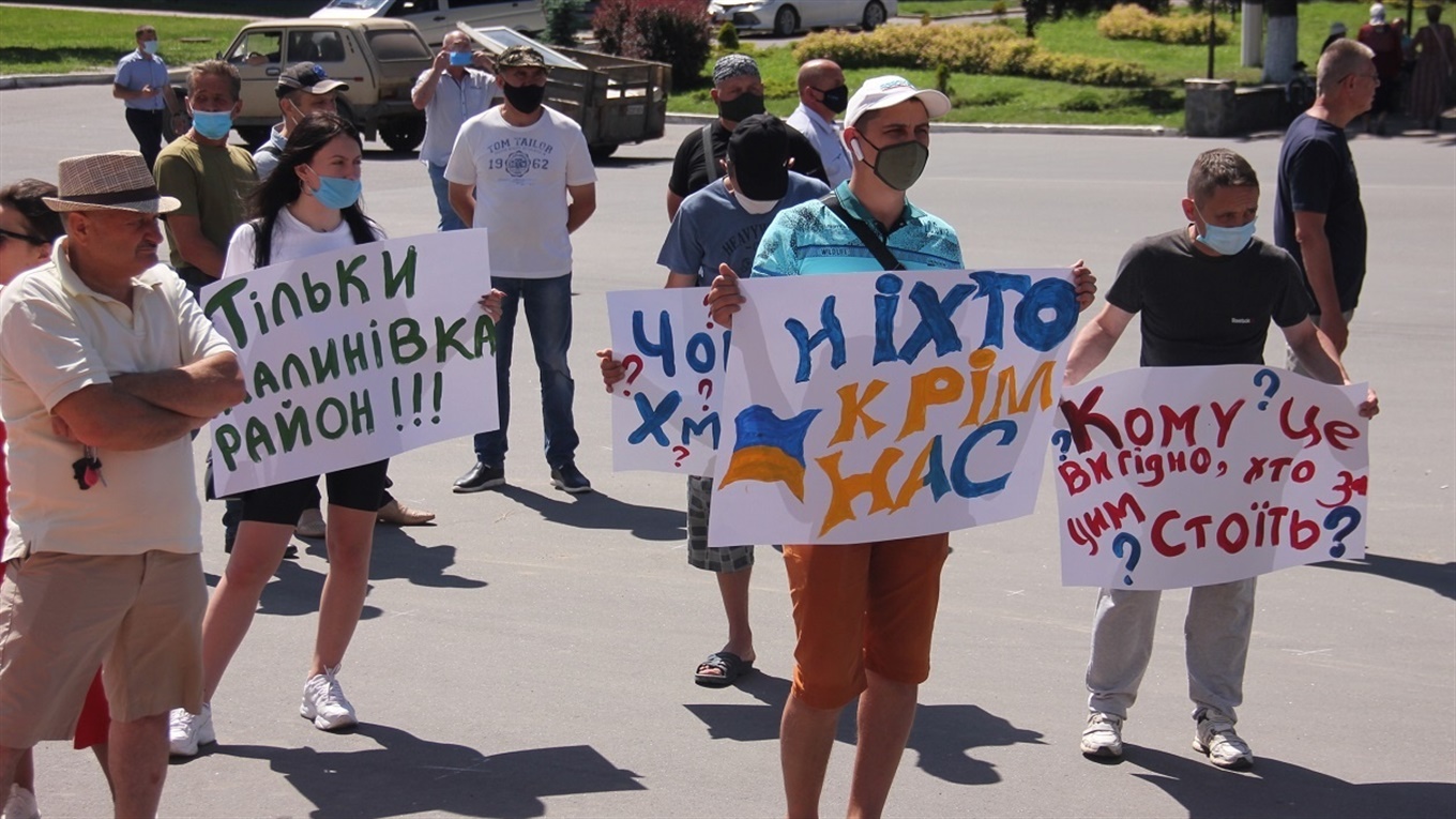  У Калинівці мітингували і збирали підписи за те, щоб місто було центром майбутнього району