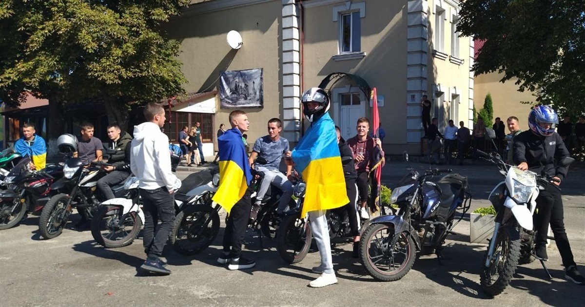 Мотопробіг в Володимирці організувала молодь з різних сіл, щоб зібрати на авто воїну ЗСУ