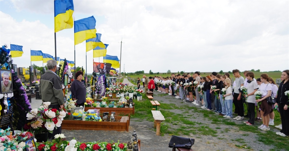 Перед останнім дзвоником — до Героїв: у Городку започаткували нову традицію для випускників