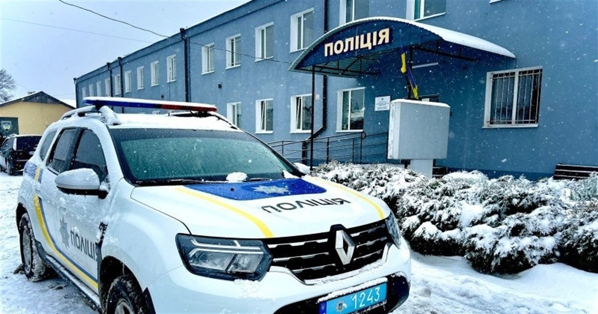 Сокирою пошкодив двері, побив та вимагав гроші: звягелянин сяде у тюрму за знущання з матері