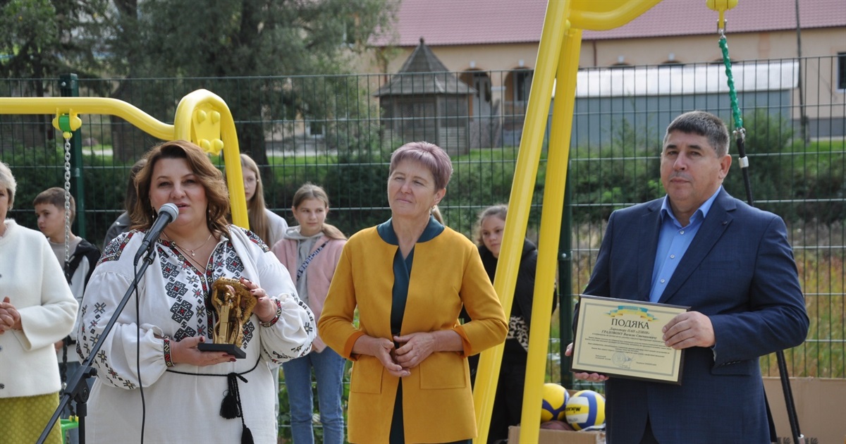 Агропідприємство «Дзвін» подарувало дитячий майданчик і влаштувало свято для малечі у Заліссі
