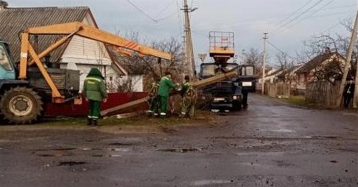 Вихідні без електрики у частини Володимирця - винуватець водій «фури». Збив опору і втік