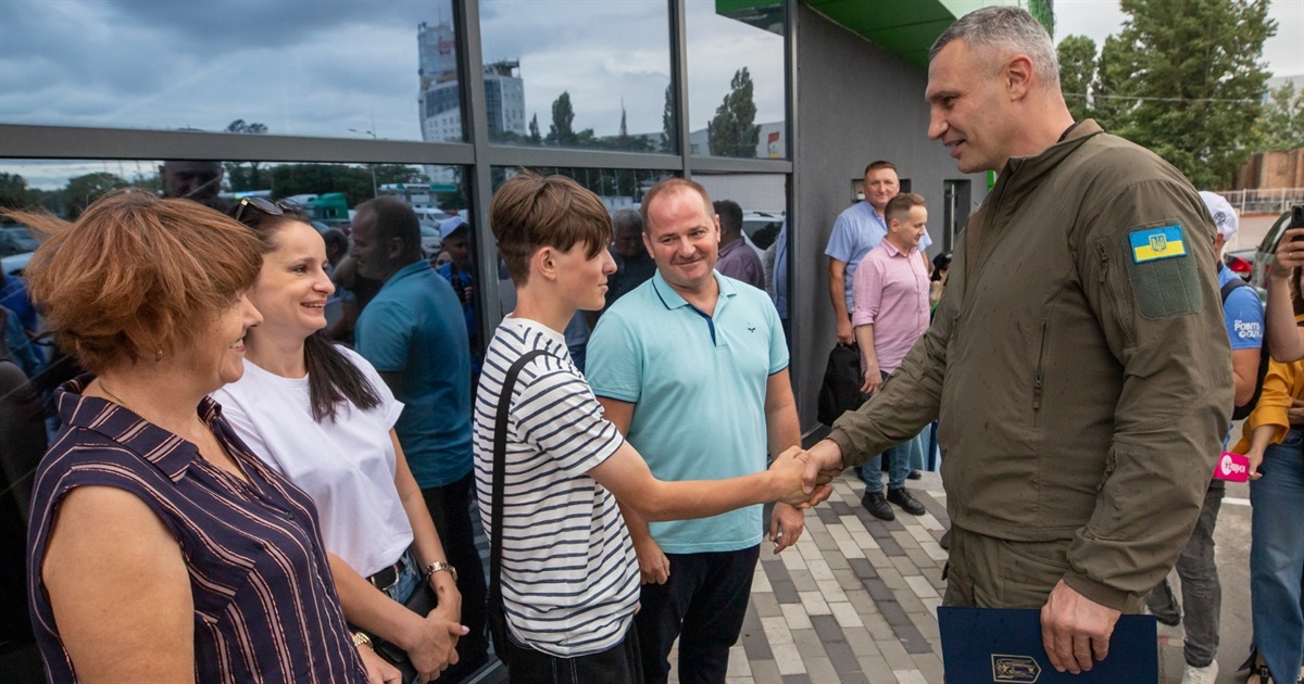 Перші родини ВПО отримали ключі від безкоштовного житла у Києві. Планують заселити ще 113 квартир