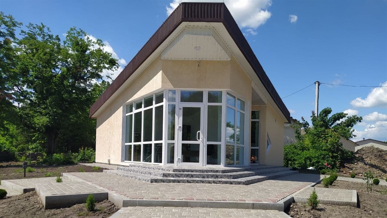 Новий, сучасний та інформаційний. У Сатанові збудували ще один об’єкт