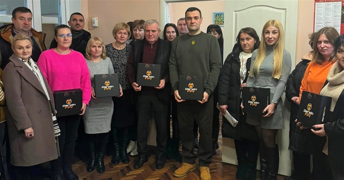 Працівники Дівичківської громади склалися на шість FPV-дронів і самі відвезли їх бійцям на передову