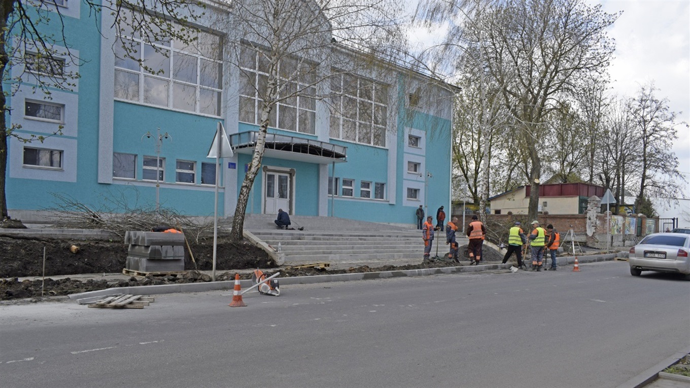 Навпроти жмеринського басейну розпочали ремонт тротуару
