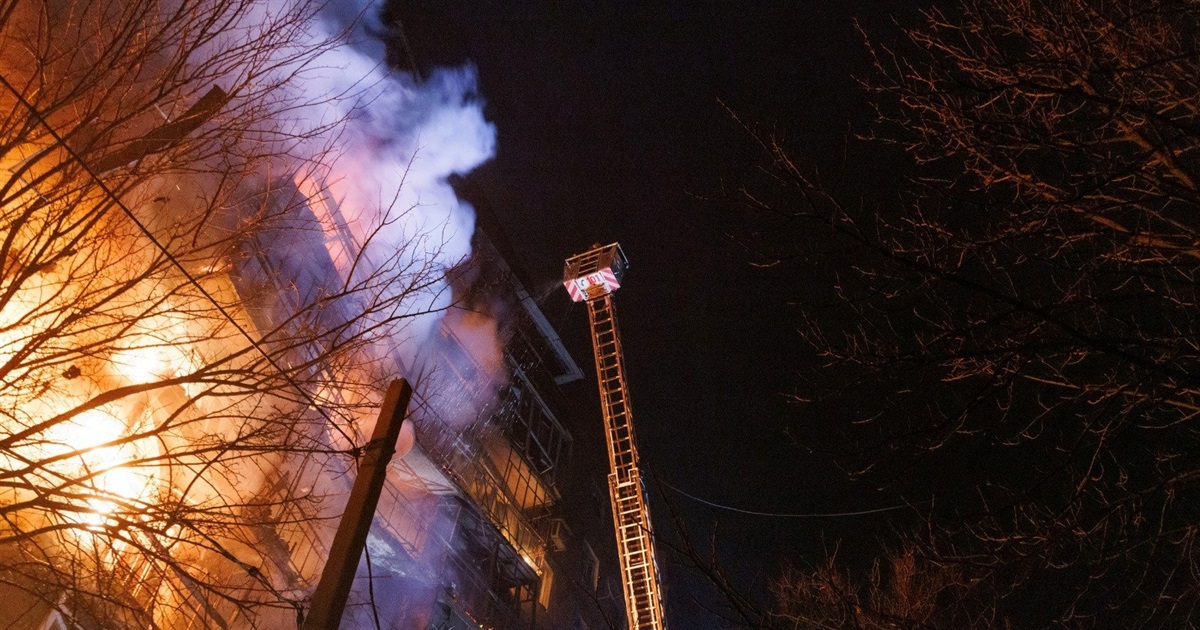 Російський дрон поцілив у дев'ятиповерхівку в Краматорську, спалахнула пожежа. Є загиблий — деталі