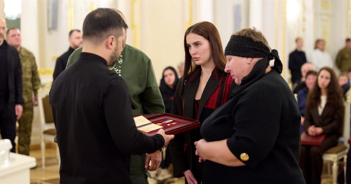 Президент вручив орден "Золота Зірка" рідним Героя України Романа Шаповала з Гланишева