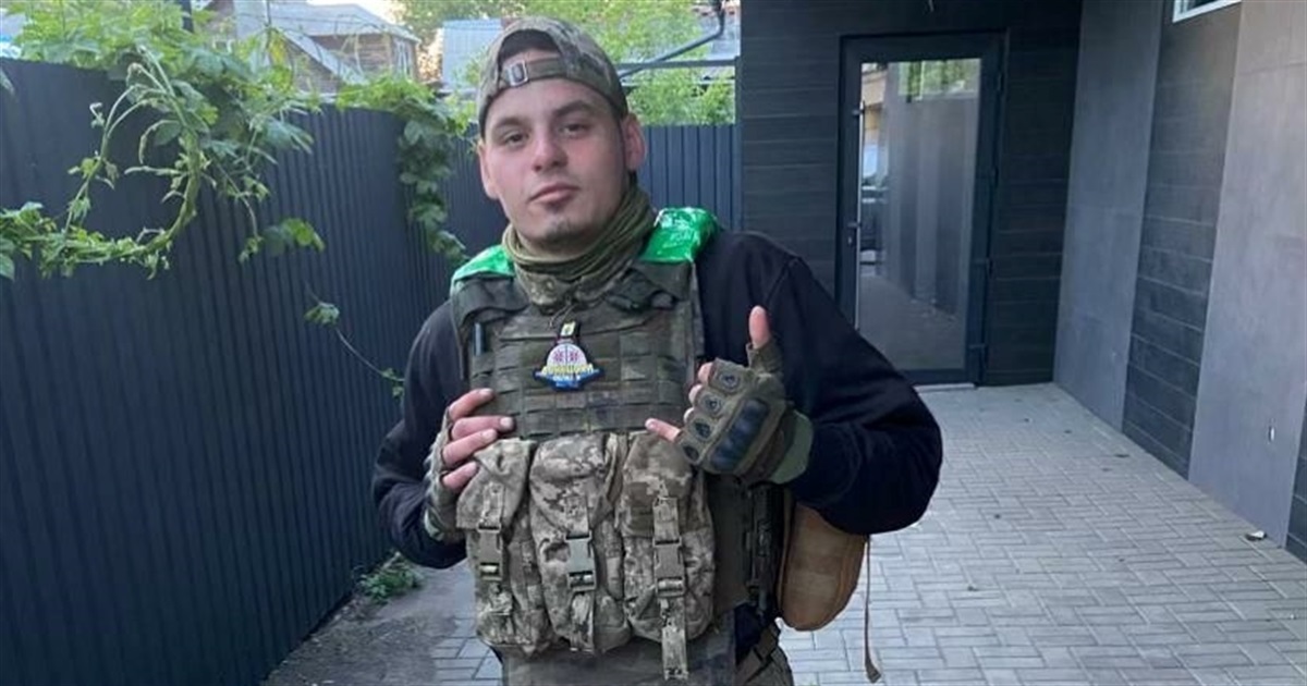 Сьогодні у Вільнянську проводять в останню путь бійця з Бердянська Дмитра Росолова