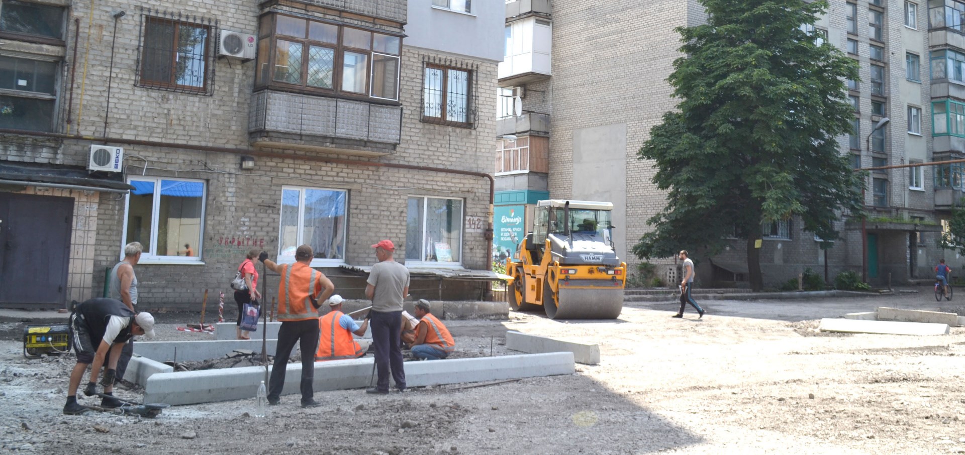 В Покровске приводят в порядок проблемный двор 