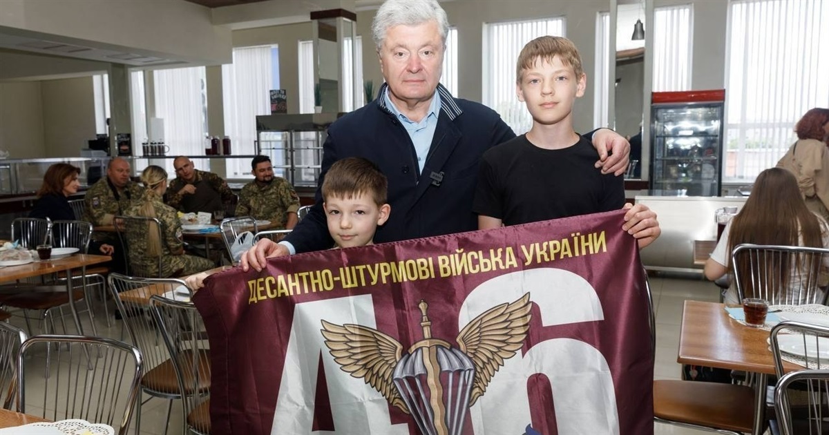 Порошенко зустрівся з дітками загиблих героїв-десантників: поїздка на фабрику «Roshen»