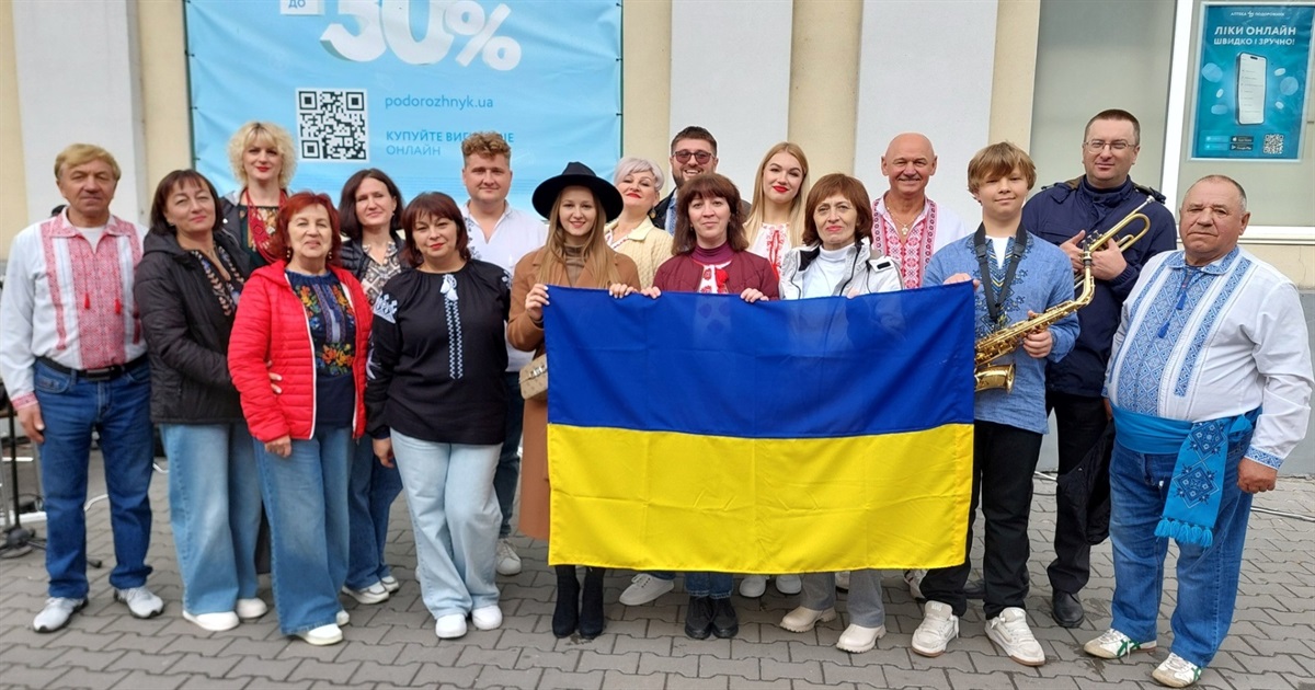 Так звучить Україна: у центрі Старокостянтинова співали й дарували творчість заради підтримки ЗСУ