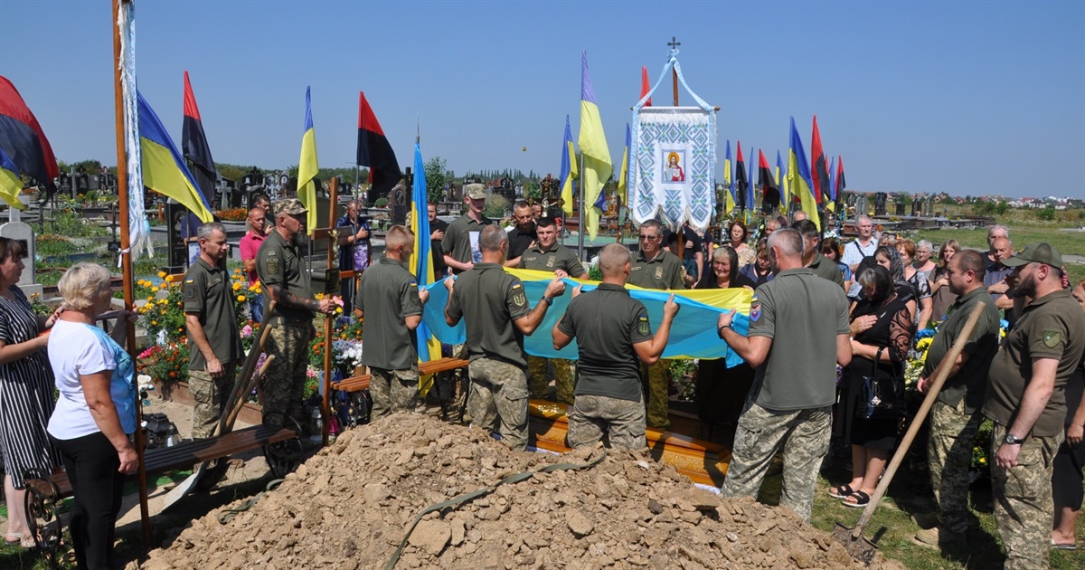 Був недужий здоров`ям, але сильний духом: у Чорткові поховали воїна Орла Руслана