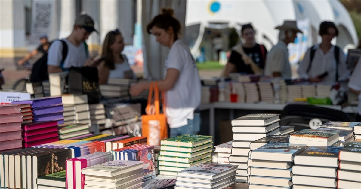 В Україні стартувала програма для молоді "єКнига". Як отримати гроші на книжки через Дію
