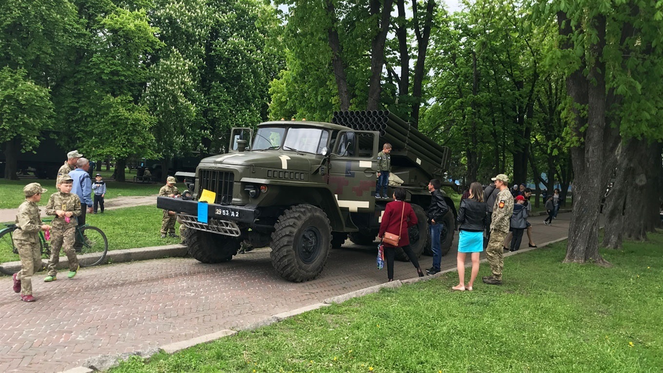 Можна було посидіти у БРДМ та прицілитись з кулемету. Як у Конотопі віздначили День піхоти: відео