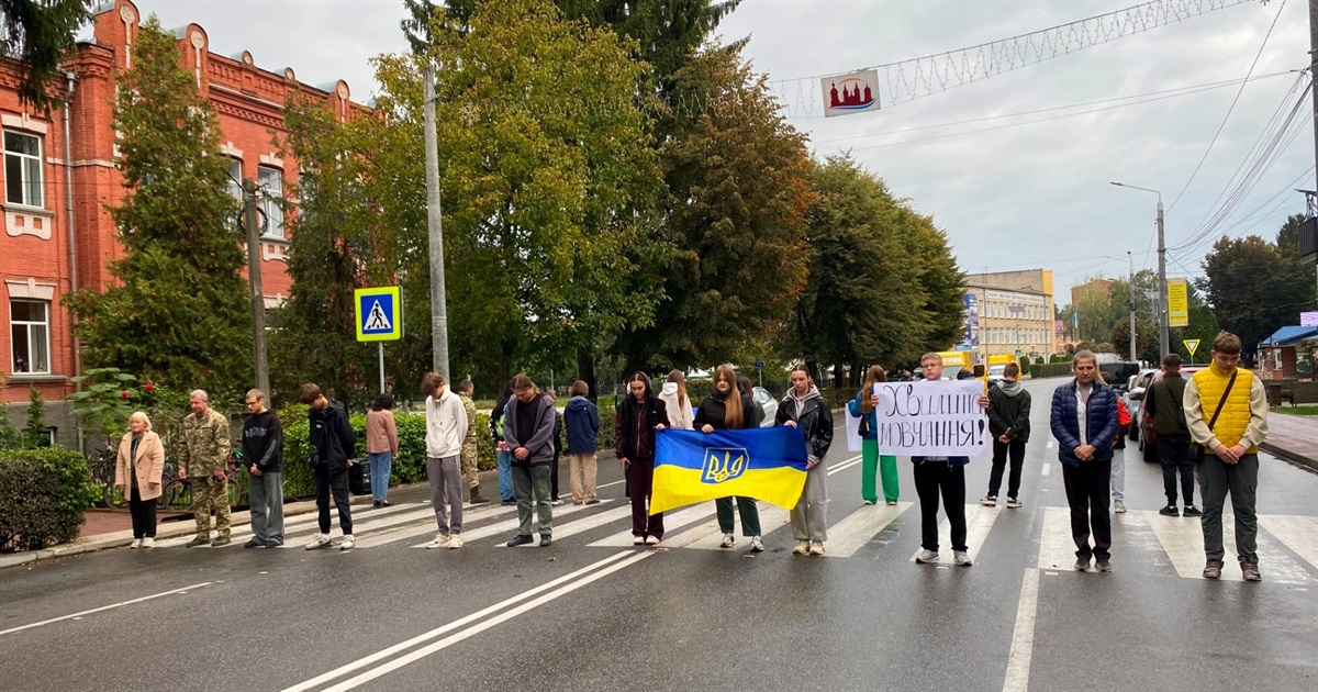 В Барі учні ліцею разом з вчителями перекривають рух, щоб вшанувати Героїв