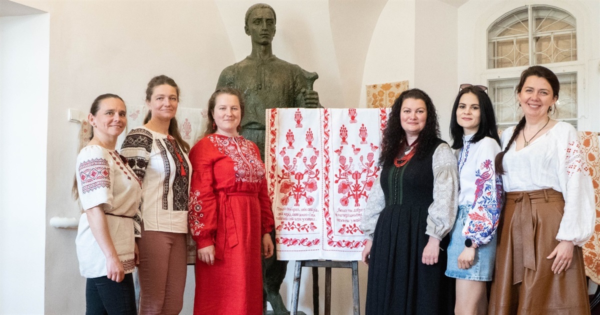 "Місцеві жителі вишивали, сидячи на руїнах музею": у Переяславі презентували "Рушник Сковороди"