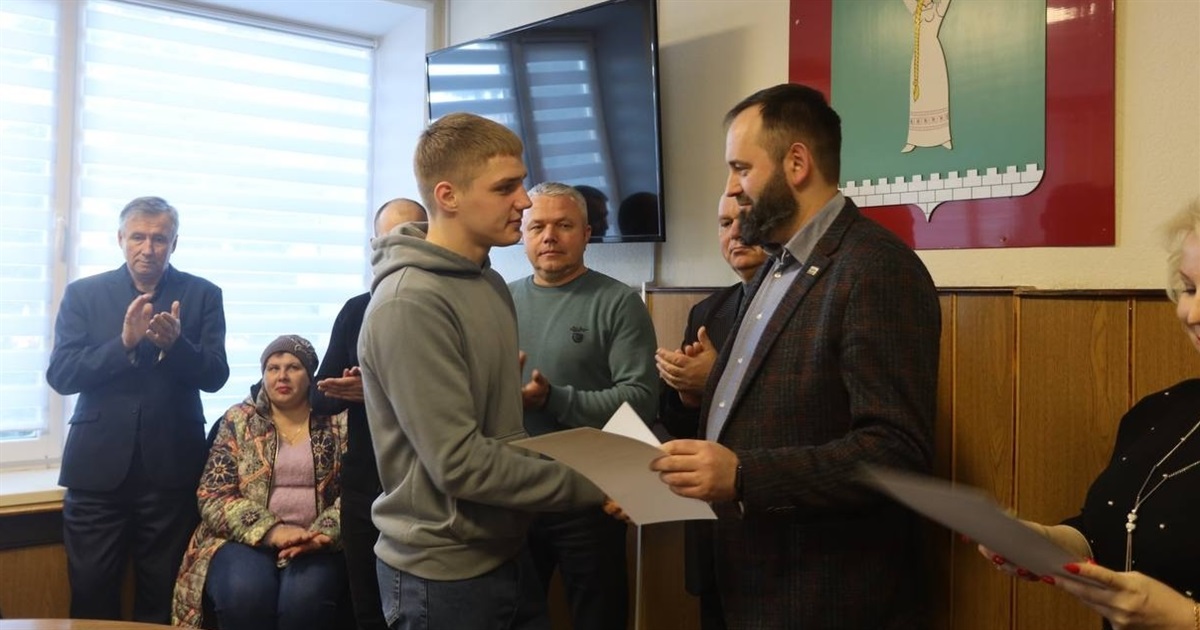 Міський голова нагородив обдарованих дітей та їхніх викладачів. Фото