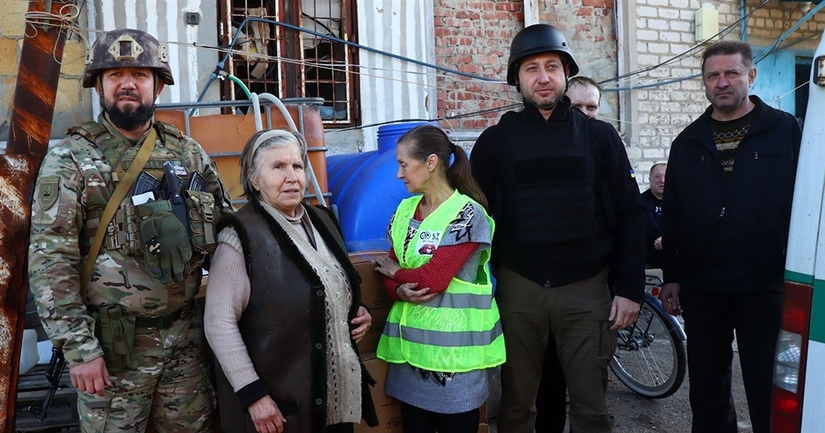 Поліційні доставили понад пів тонни гуманітарної допомоги у прифронтовий Вугледар. Відео