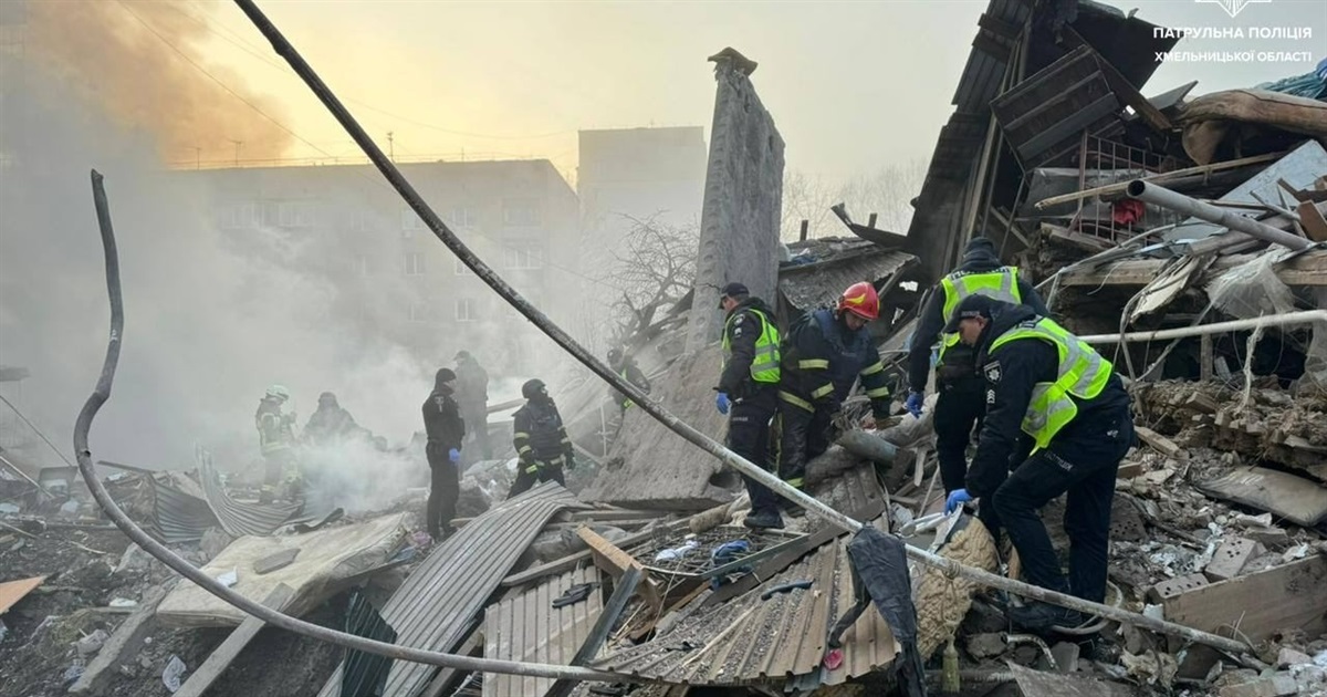 У Хмельницькому двоє людей загинуло, п'ятеро — поранені. Деталі наслідків ракетної атаки по Україні