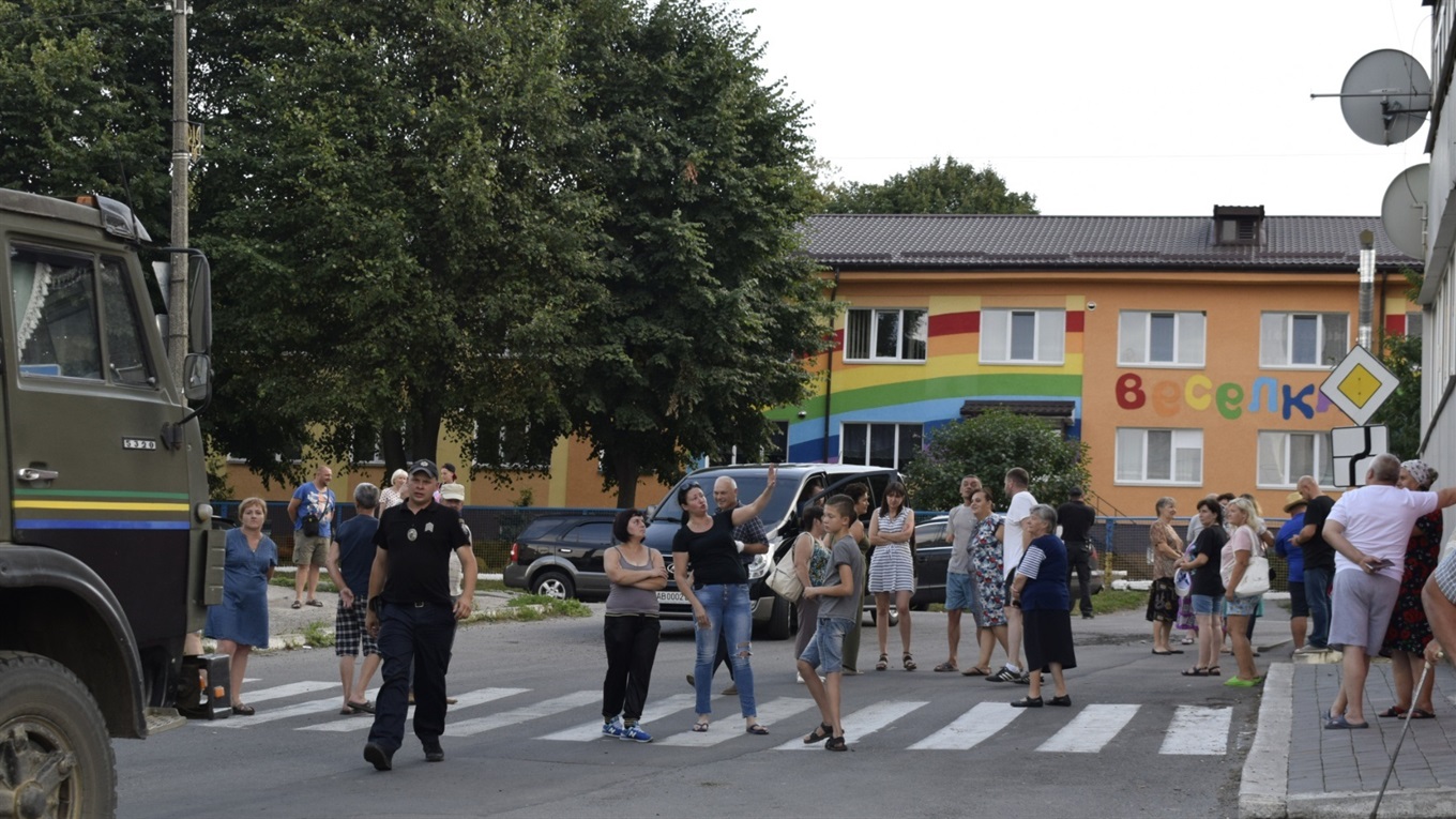 У Жмеринці люди перекрили дорогу: від руху вантажівок руйнується дорога і будинки