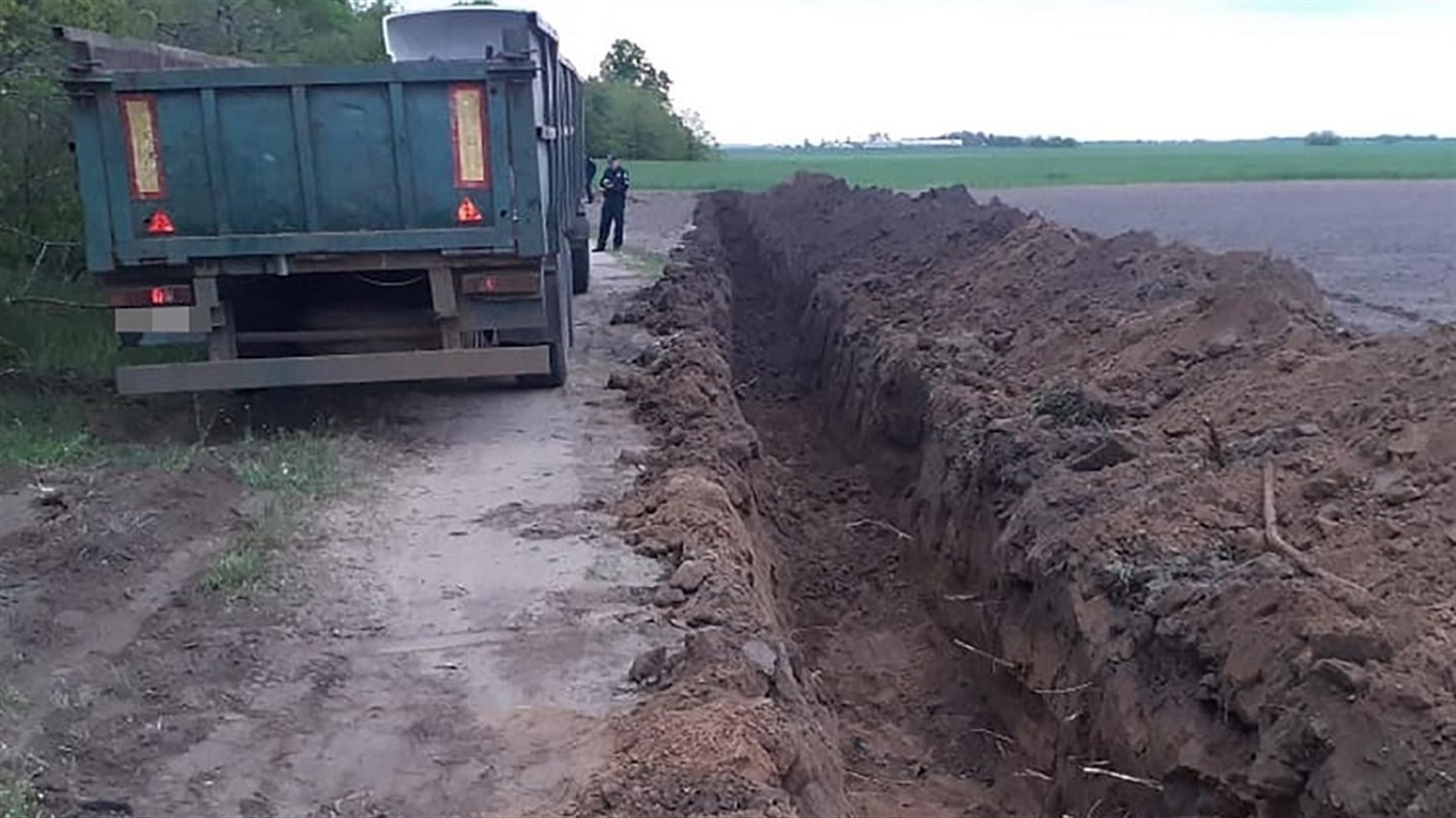Жители Мелитополя воровали трубы оросительной системы в Акимовке
