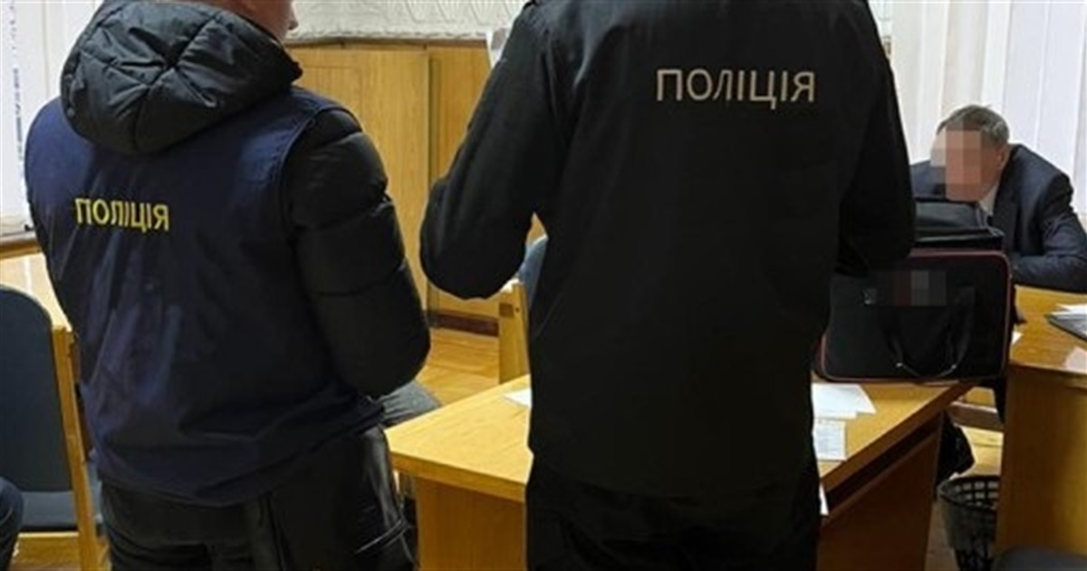 2 тисячі доларів хабаря за оренду земельної ділянки: на Житомирщині викрили у корупції посадовця