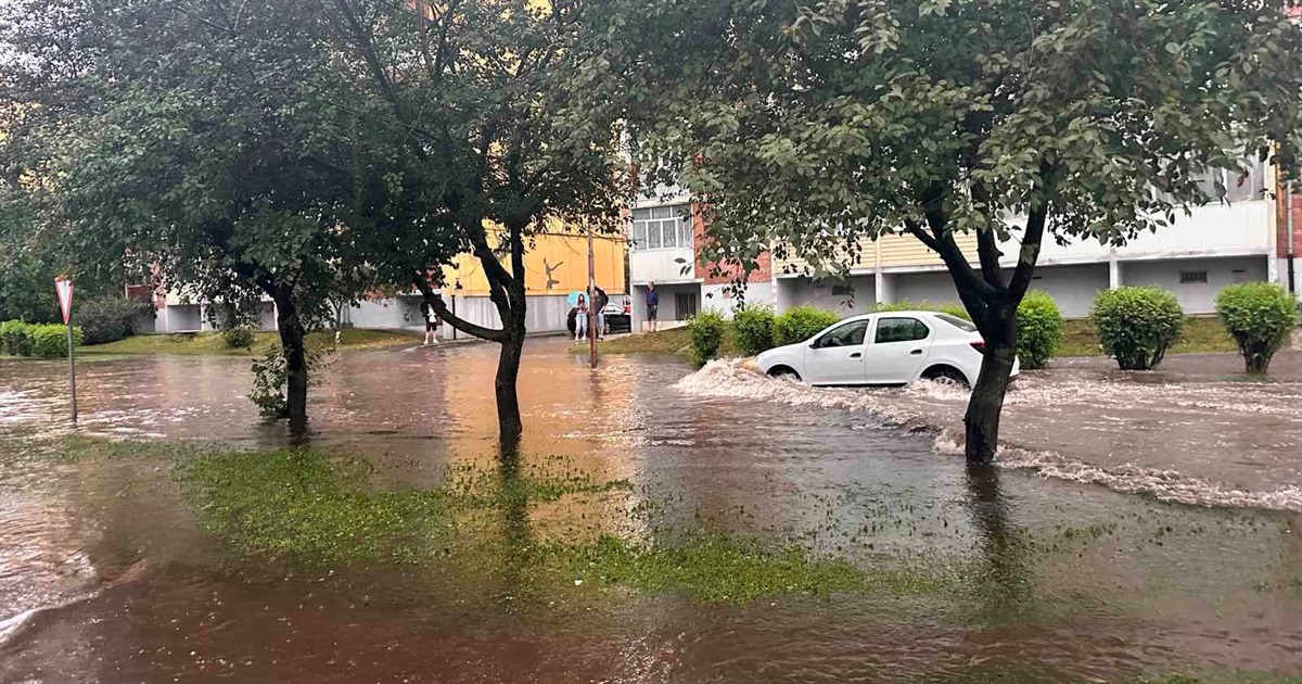 Негода у Старокостянтинові: залило дороги, житлові будинки, центральний ринок