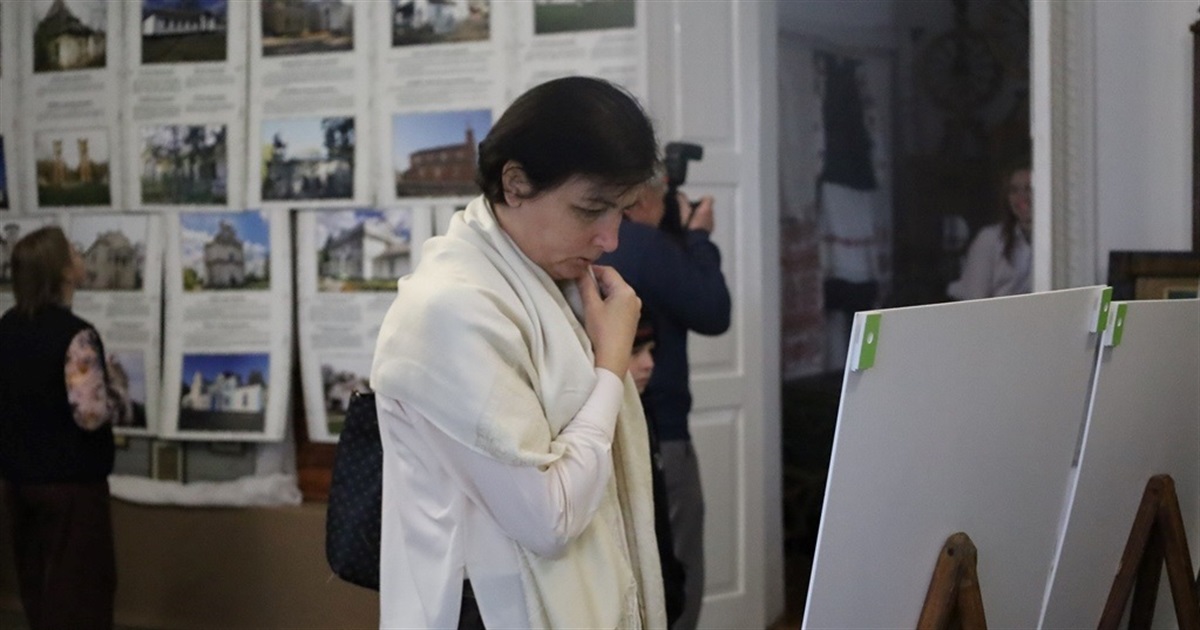 У Звягелі відкрилася фотовиставка "Польські сліди на Житомирщині": 50 світлин про спільну історію