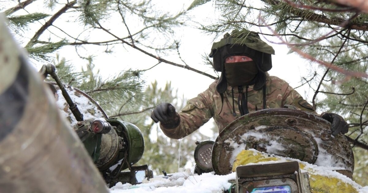 Бахмутський напрямок: танкові дуелі та піхотні штурми окупантів