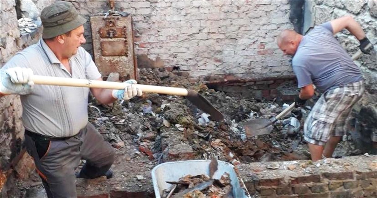 Корюківчани допомагають розбирати знищені росіянами будинки в Чернігові