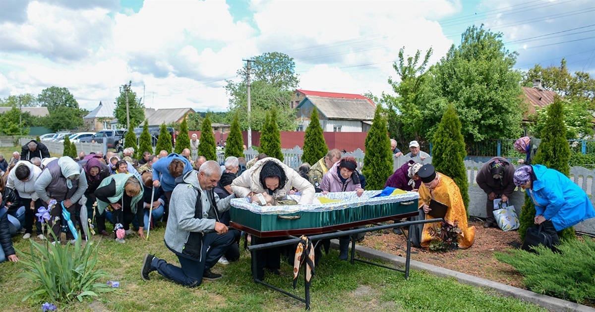 Поряд з ним було тихо, спокійно і затишно - у Переселенні поховали воїна Олександра Мірошника