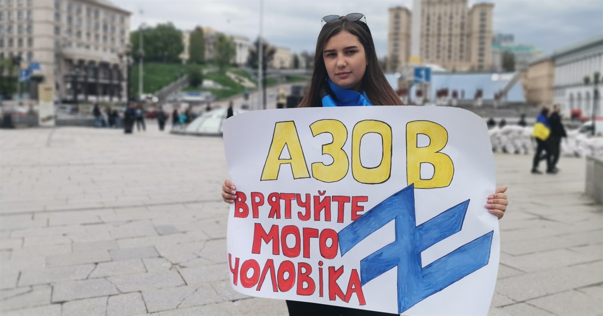 Это наши родные сейчас под авиаударами на «Азовстали». Мир должен спасти защитников Мариуполя