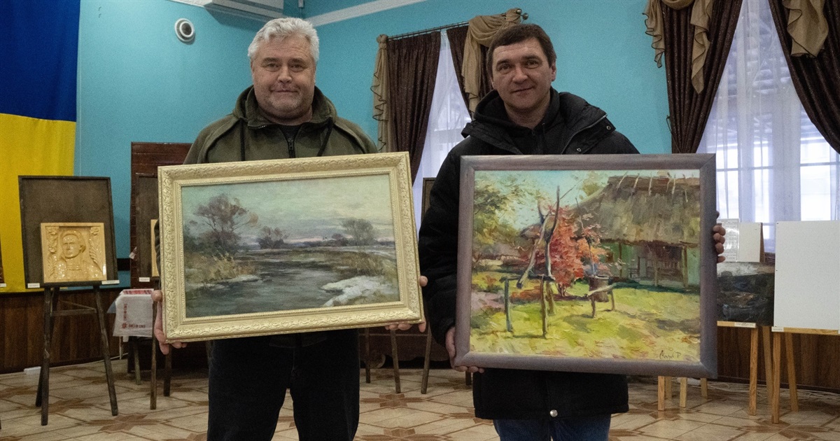Краєзнавець придбав картини на благодійній виставці у Переяславі для майбутнього музею в Ташані