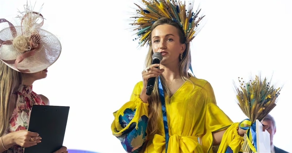 Українка перемогла в конкурсі на найкраще національне вбрання під час кубку світу з кінних перегонів