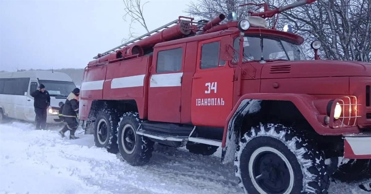 Рятувальники Житомирщини вивільняють зі снігових заметів людей та автівки