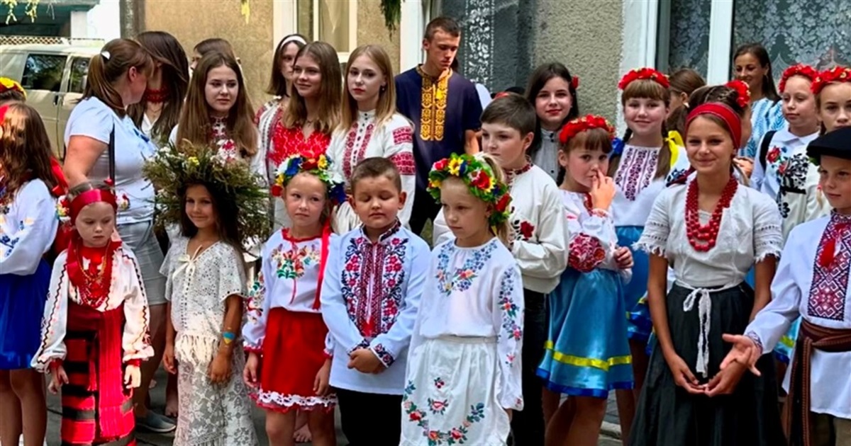 Зарічне святкувало День Селища – організували етно дефіле і збирали гроші для ЗСУ