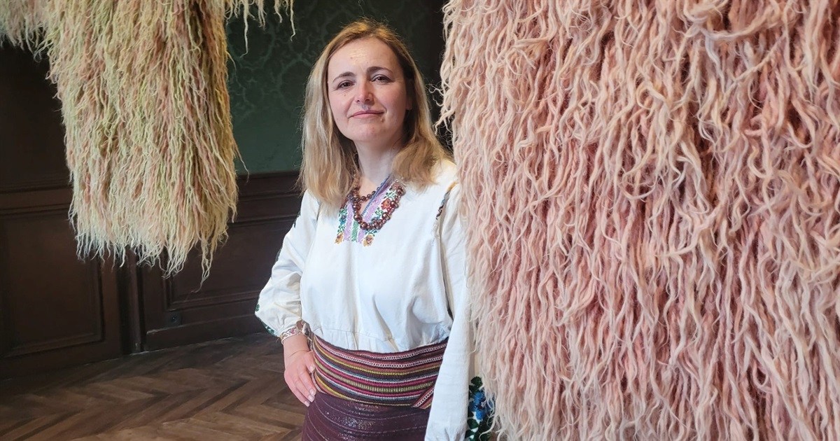 Майстриня Руслана Гончарук, яка створює унікальні гуні та кардигани, живе в Лужанах