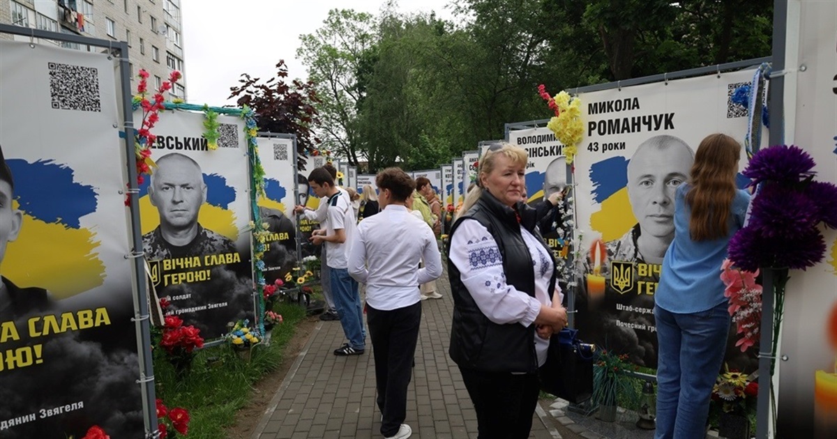 У Сквері пам'яті в День вишиванки вшанували полеглих Героїв Звягельської громади
