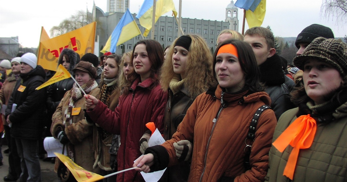 Двадцять років помаранчевого листопада: надії та розчарування