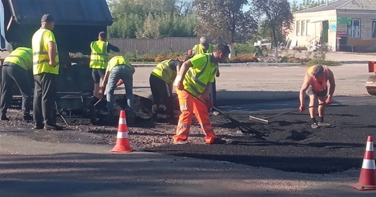 Площу в селищі Холми на Корюківщині ремонтують коштом благодійників