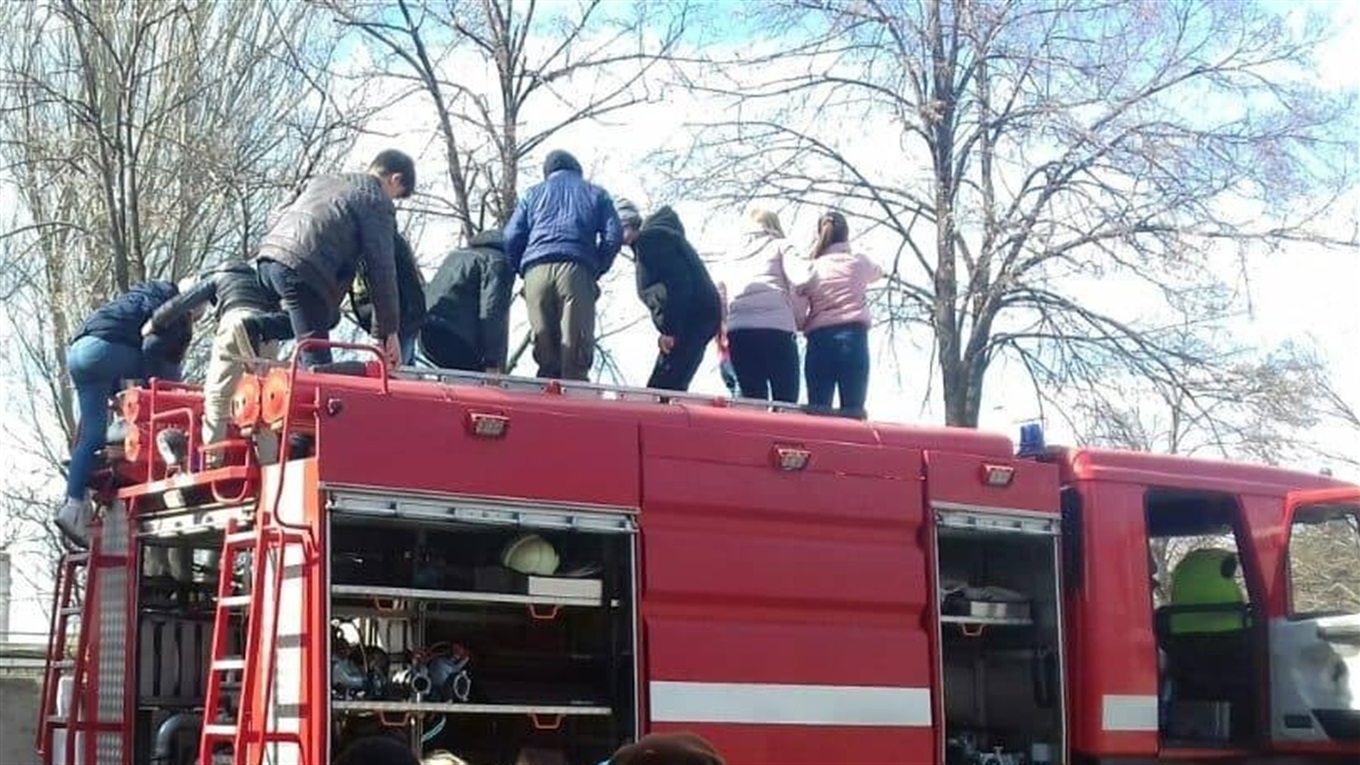 Дети из Попасной взобрались на крышу пожарной машины 