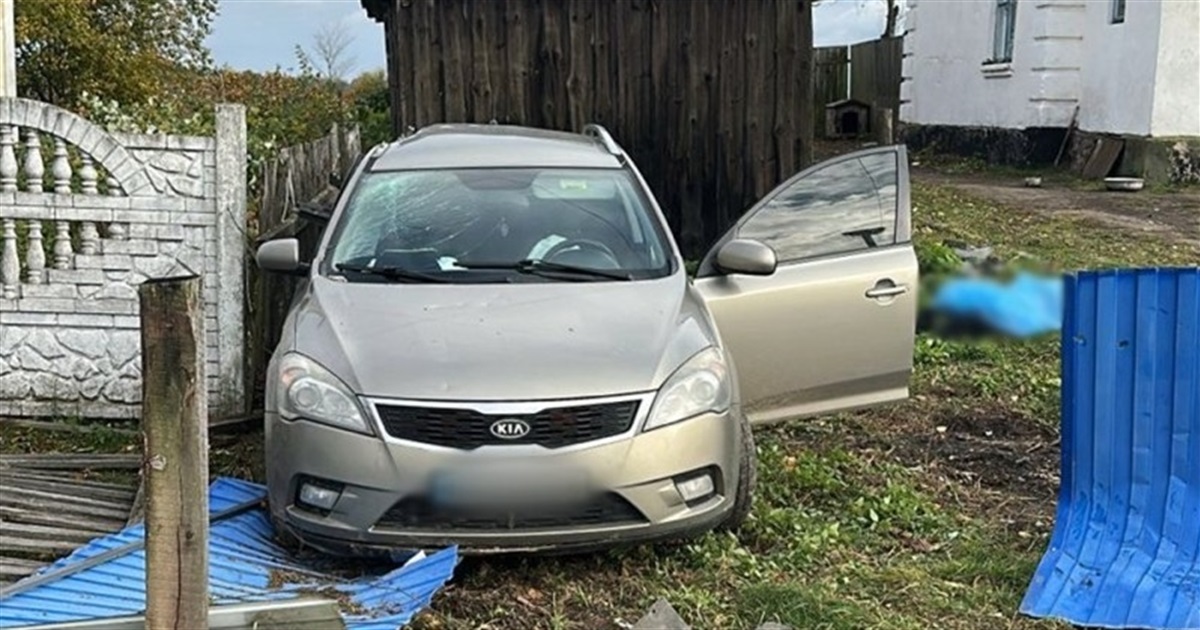 Водій в’їхав у залізобетонну опору та пішов геть: пасажир легковика загинув від травм на місці