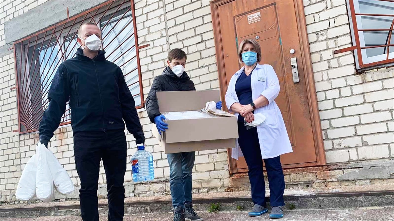 У Вараші небайдужі жителі пошили захисні костюми медикам і збирають кошти на медобладнання